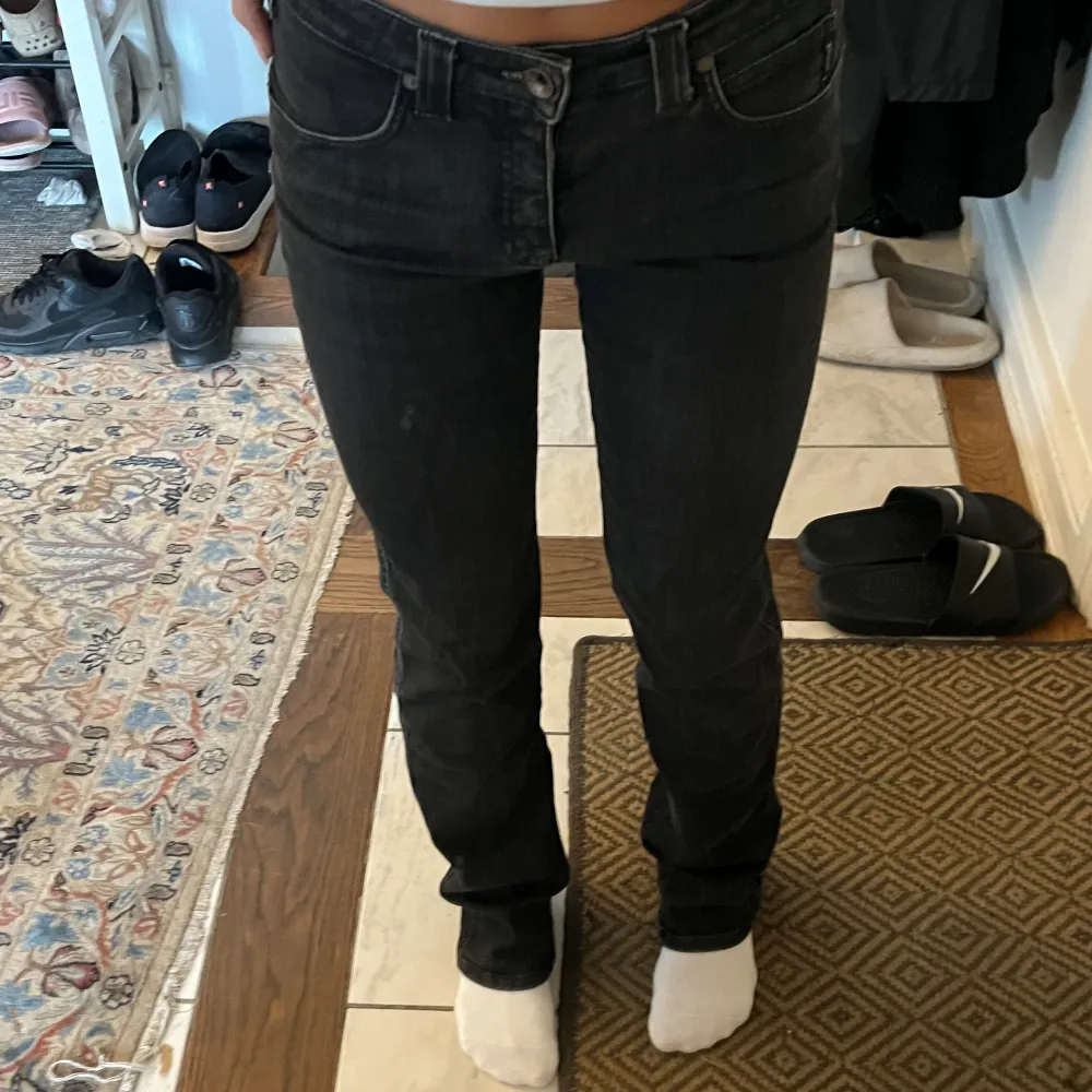 Säljer ett par Armani jeans med detaljer på bak fickan. Midwaist. Storlek 34. Jeans & Byxor.