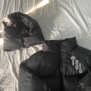 Trapstar puffer jacka - Använd runt 2-3 gånger köpte den men den var för stor och därför säljer jag den. Priset går att diskuteras om.