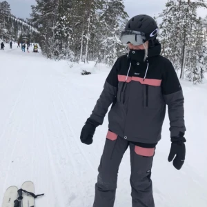 Dope Lunar/Grace W set M - Set med jacka och byxor från Dope, båda delarna i storlek M. Passar även S bra, då byxorna går att justera i midjan. Båda delar i mycket bra skick, men har tyvärr blivit för små för mig. Köpt för 3498kr. Säljer endast båda delarna tillsammans.