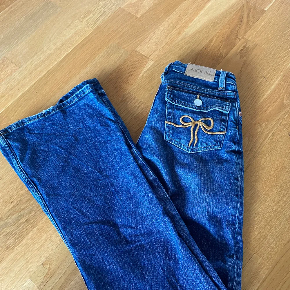 Nu säljer jag dessa jättesnygga jeansen ifrån monki. De är Low waste och bootcut. De har jättesnygg fickor där back med rosetter på och är i storlek 24. Jag säljer de då de tyvärr har blivit försmå för mig, de är i bra skick och inköpta för 570kr. Jeans & Byxor.