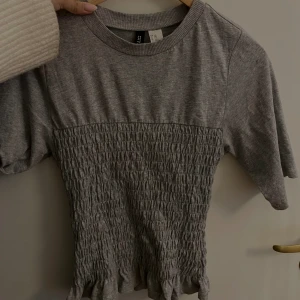 Smockad Top från HM - Den populära smock topen. Används ej längre därför säljs den. Har använt den tre gånger så den är som ny. 