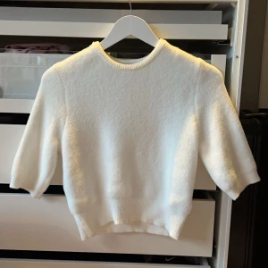 Stickad tshirt  - Väldig mjuk och skön stickad tshirt från zara i fint skick! 