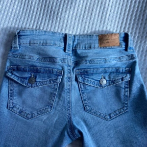 Lågmidjade y2k jeans - Nästan aldrig använda. Använda ca 3 ggr sedan köpning. Inga synliga skador, sitter bra i storleken. Ursp pris 500:-