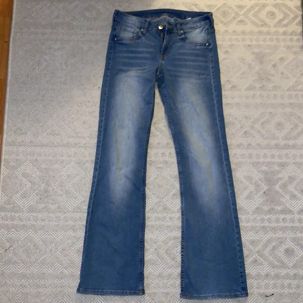 Säljer ett par snygga lågmidjade blå bootcut jeans i storlek 38, då de är för korta och för tighta för mig (173 cm) Jeansen har en fin tvätt och är i bra skick.. Jeans & Byxor.