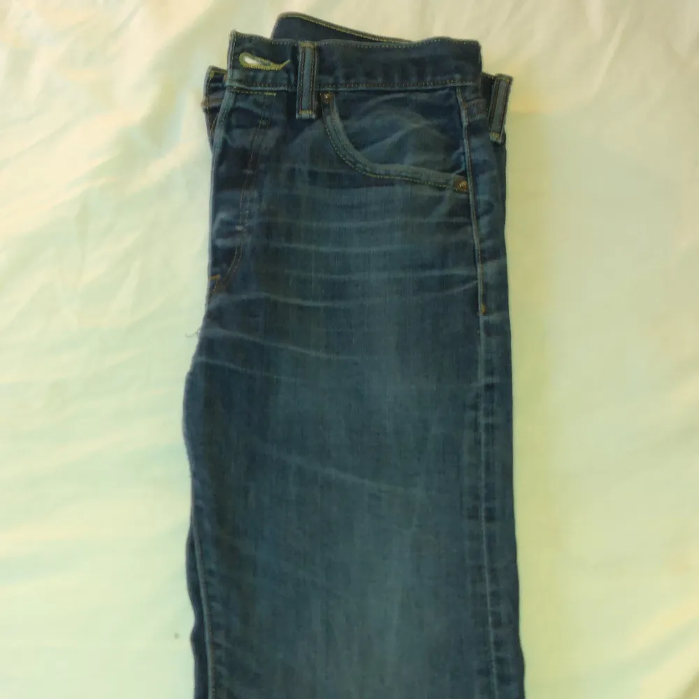 Riktig snygga Levis 501 jeans dom är i bra skick förutom ett hål som är sytt igen som du ser på bild 4, pass formen är mittemellan Slim fit och regular fit skulle jag säga dom är storlek 30/32 skriv om du har några frågor.. Jeans & Byxor.