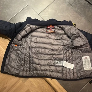 Parajumper jacka YS - Blå parajumper jacka i stl YS (12år) fint skick light weight 