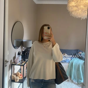 Vit zara tröja  - Säljer dennna superfina vita tröja från zara som köptes förra hösten, men knappt använd så i superfint skick💓bara att höra av er vid frågor!