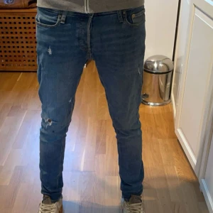 Jack&Jones jeans - Tjena, säljer nu mina riktigt snygga Jack&Jones jeans (SLIM GLENN) då dom börjar bli för små. Dom är W28 L33. Jag är 177 och väger 57 och sitter väldigt bra på mig, hör av dig om du har några frågor eller funderingarna. //glöm inte att följa!!!