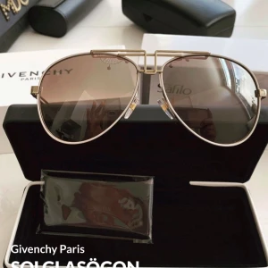 Givenchy solglasögon  - Helt nya solglasögon  Aldrig använt 