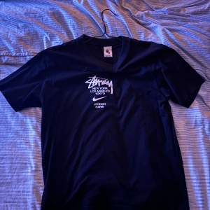 Säljer nu min svarta stüssy t-shirt eftersom den har blivit för stor för mig! Den är i fint skick dessutom, tröjan är i xl fast passar som en L om du frågar mig! Skriv om du har några funderingar!