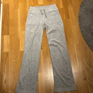 Juicy byxor - Säljer mina gråa juciy som knappt kommit till andvändning nästan som nya. Det billiga priset bror på att det inte finns så många intresserade. St xs