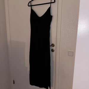 Satin klänning  - Satin klänning från asos, aldrig använd och säljs för den kommer ej till användning 💕
