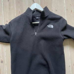 The north face  - Fleecetröja, väldigt sparsamt använd. Storlek 164