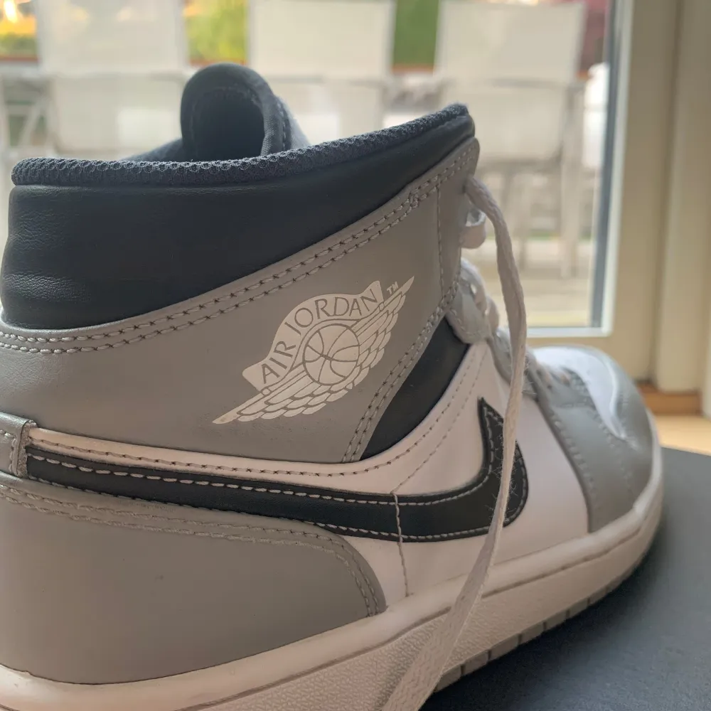 Ett par Jordan 1’s som används mycket sparsamt. Självklart är skorna äkta och verifierade av Hypeboost. Förutom skorna ingår även lådan och creaseskydd. Nypris ligger på 3000kr.. Skor.