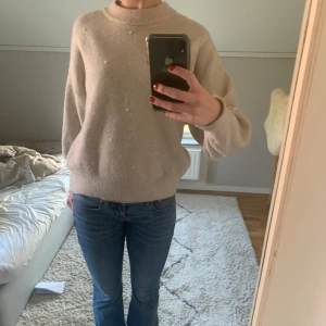 Stickad tröja med pärlor - Beige, stickad tröja med pärlor. Den är lite nopprig men annars fin. Säljer eftersom den inte används🥰🥰