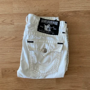 True Religion Jeans Ricky Super T - !skicka bud för snabb affär! Skitfeta true religion jeans, storlek 33. Väldigt sällsynt modell. Mycket bra skick fast har inte tvättat de så lite smutsiga. Skriv om ni undrar någonting eller om ni vill ha fler bilder 📲💯