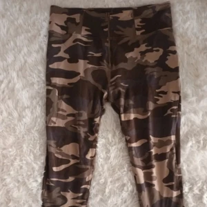 Freddy byxor - Freddy byxor i strl xl, passar m-xl. Sitter tight på men är super stretchiga.  Endast provad. Som ny