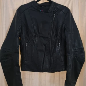 Skinnjacka från Even & Odd - Skinnjackan är i fint skick och har endast används ett fåtal ggr. Skön jacka och perfekt i höst- och vårväder!