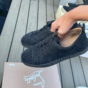 Christian Louboutins - Säljer mina svarta loubs för de inte heller kommer till användning. Storlek 44 på dessa liten defekt där bak på vänstra skon (se bild) 