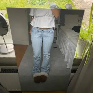 Jeans!❤️ Midja (rakt över): 37cm innerbenslängd: 86cm (igensydda där bak men inget som stör)