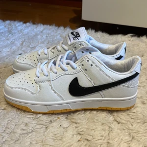 Snygga sneakers  - Jätte snygga dunk low pro sneakers. Aldrig använda 🙅‍♀️ (skriv innan ni köper)