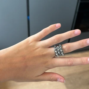 Edblad ring - Säljer silvrig Edblad ring i storlek 16.8 (S). Hör av er om ni har frågor eller skulle vilja ha fler bilder!💍❣️