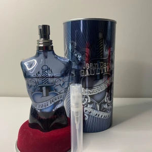Jean Paul Gaultier Le Male Lover 5ML Sample - Jean Paul Gaultier Le Male är en varm och auktoritär parfym med en sensuellt djup och varm doft. Parfymen inleder med friska toppnoter av bergamott, mint och kardemumma för att sedan övergå i mellannoter av lavendel, apelsinblomma, kanel och kummin. 