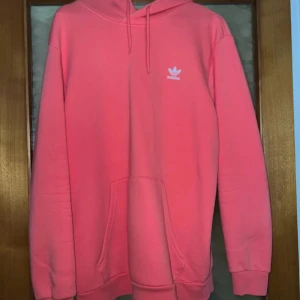 Adidas hoodie - Ny skick, inga skador.