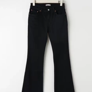 Los waist bootcut jeans - Har valt att sälja dem då jag inte får användning för de längre. För fler bilder skriv privat