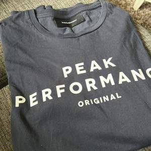 Marinblå Peak t-shirt. 