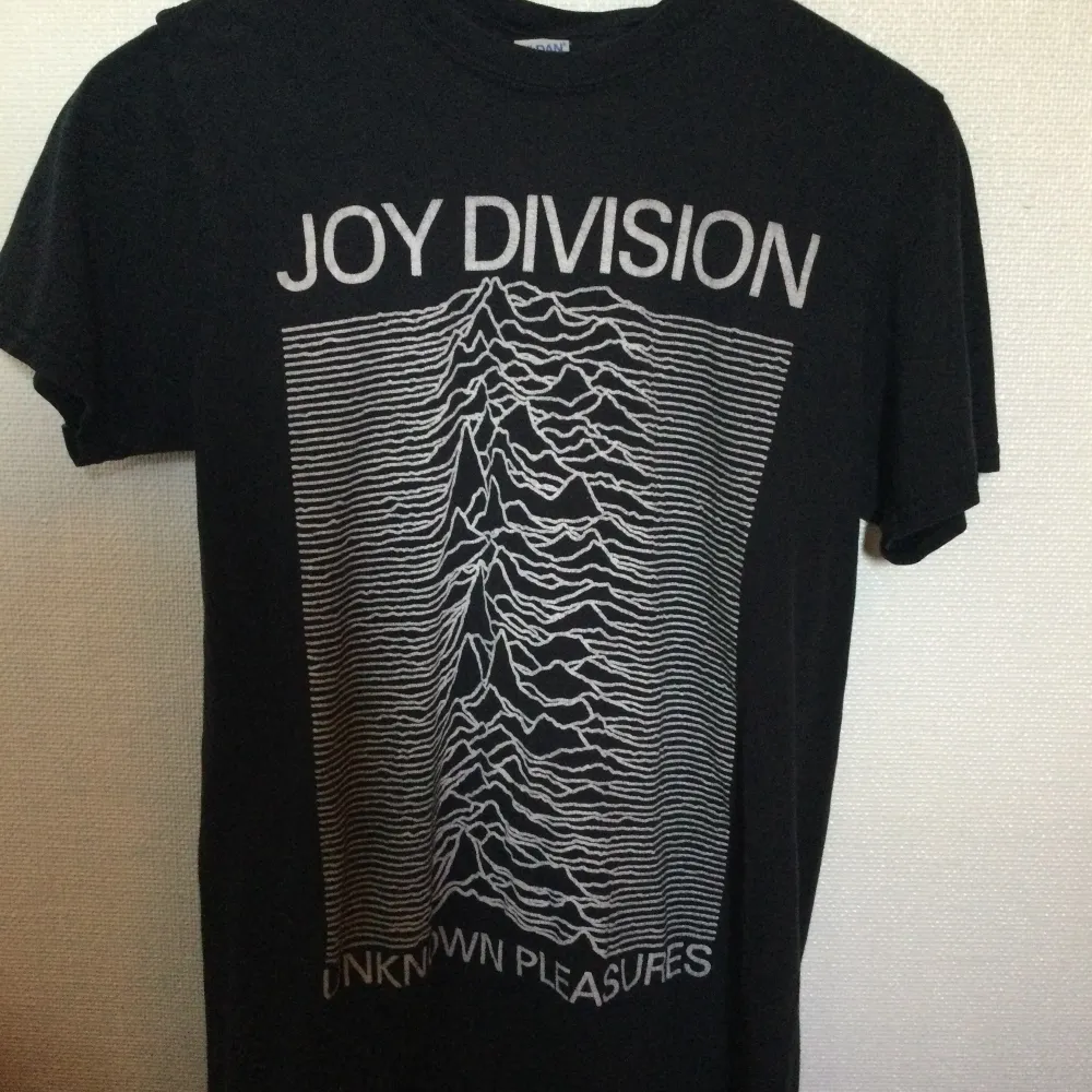 Joy division tröja i bra skick. Skriv om du vill ha fler bilder eller har några frågor <3. T-shirts.