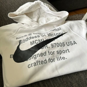 Hoddie  - Vit Nike hoddie. Använt men fint skick.