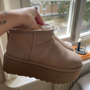 UGG ultra mini platform - Superfina UGG ultra mini platform i färgen sand. Endast använda ute 1 gång och helt nya💘 storlek 37. Köpta för 1945