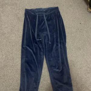 Blå byxor - Jag säljer mina blå byxor de är Cecilia velour och är super sköna att ha på sig hemma eller ute perfekta för hösten och vintern