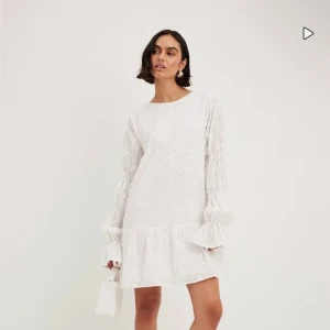 Na-kd klänning  - Na-kd klänning med öppen rygg. Andvänd 2 gånger. Nypris 800kr💕💕