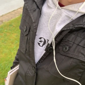 Field jacka - Höstig svart safari jacka som passar bra till allt  Storleken är M men den passar L också  Kan gå ner i pris vid smidig affär