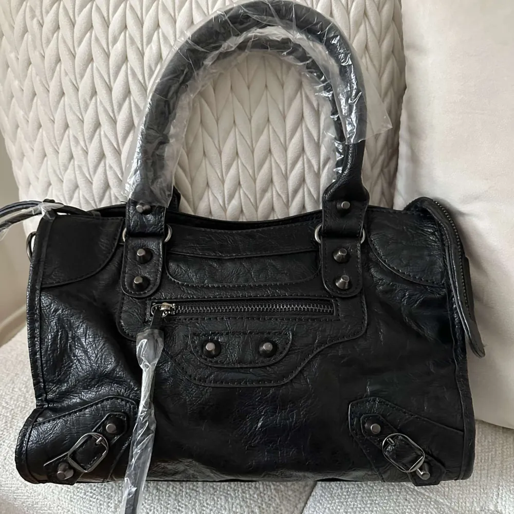 Balenciaga city bag storlek M. Kommer med tillbehör. Oanvänd. Hör av er för frågor. Kan göra billigare 🖤🥰. Väskor.