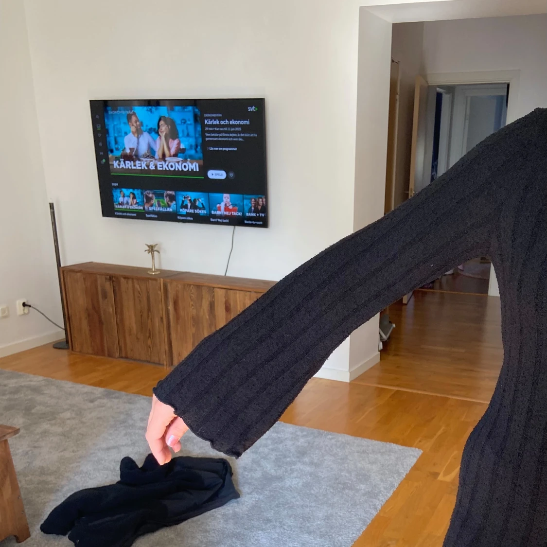 Svart stickad klänning med öppen rygg - 90