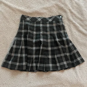 pläd kjol - har använts flera gånger men är i jättebra skick