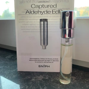 Corps Volantis Captured Aldehydes EdP - Parfym Captured Aldehydes från Corps Volantis. Endast provad, så strax under 8 ml. Noter: Citrus, turkisk ros och patchouli.