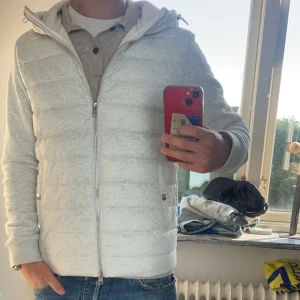 Grå cardigan - Säljer nu min nästan nya cardigan då den inte fick den användning jag förvänta mig. Inka skador eller fläckar på den då den är använd 2 gånger