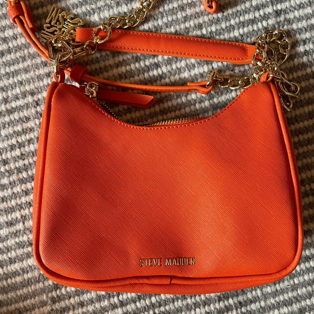 Crossbody Bag from Steve Madden in orange 🫶  new, never used! Np: 1145kr. Väskor.