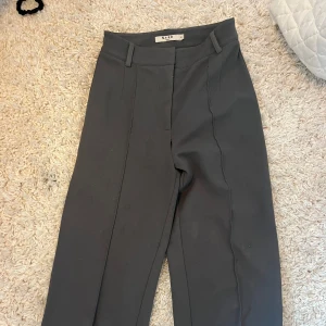 gråa kostymbyxor  - Kostymbyxor storlek XS! Använda ett flertal gånger och kan ha lite slitningar. Har en söm i mitten och är längre i benen. Är 170 lång och byxan går ner till marken. Har fickor. Jättefina men kommer ej till användning. Visar fler bilder vid frågor🥰