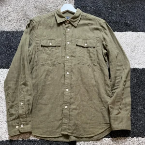 Riley overshirt - Säljer min overshirt i storlek S då den har blivit för liten. Den är i bra skick och inga defekter. Vid frågor eller fler bilder är de bara att skriva! Pris kan diskuteras vid smidig affär