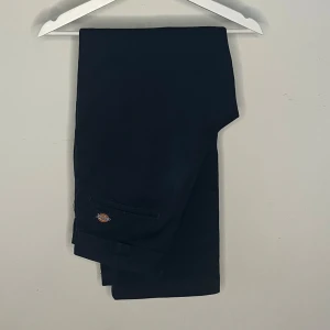 Marin blå dickies 874 - Säljer dessa snygga dickies då de börjar bli för små. De är rätt så användas men ser fortfarande bra ut. Storlek 32/30