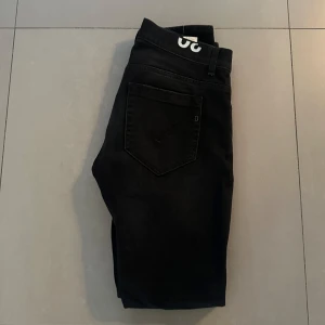 svarta dondup george jeans - skicket 10/10, strlk 30, slimfit! Modellen är 177cm, väger 55!