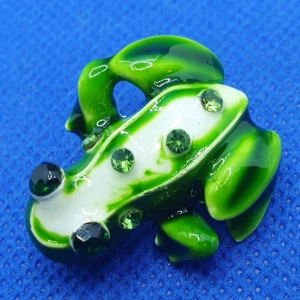 Brosch - Söt Groda 🐸 - Den här broschen i form av en Groda är ca 3 × 2.7 cm. 🐸Titta igenom alla mina upplagda & köp fler saker i Bundle för att spara på frakten & få allt du köpt i ett & samma paket🐸 För att köpa med Bundle så får du först trycka i "Köp med bundle" sedan väljer du ut allt du vill köpa för att få allt på samma frakt = Billigare 👌 Om du däremot köper fler varor i olika köp blir det egen frakt för varje köp. Önskar du swisha mej, meddela mej vad du vill köpa så ordnar vi det 👌