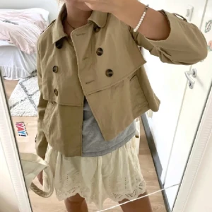 Superfin beige kappa - Måste nu tyvärr sälja min fina kappa pga att den inte används. Den är i super fint skick och kan skickas eller mötas upp 🤍