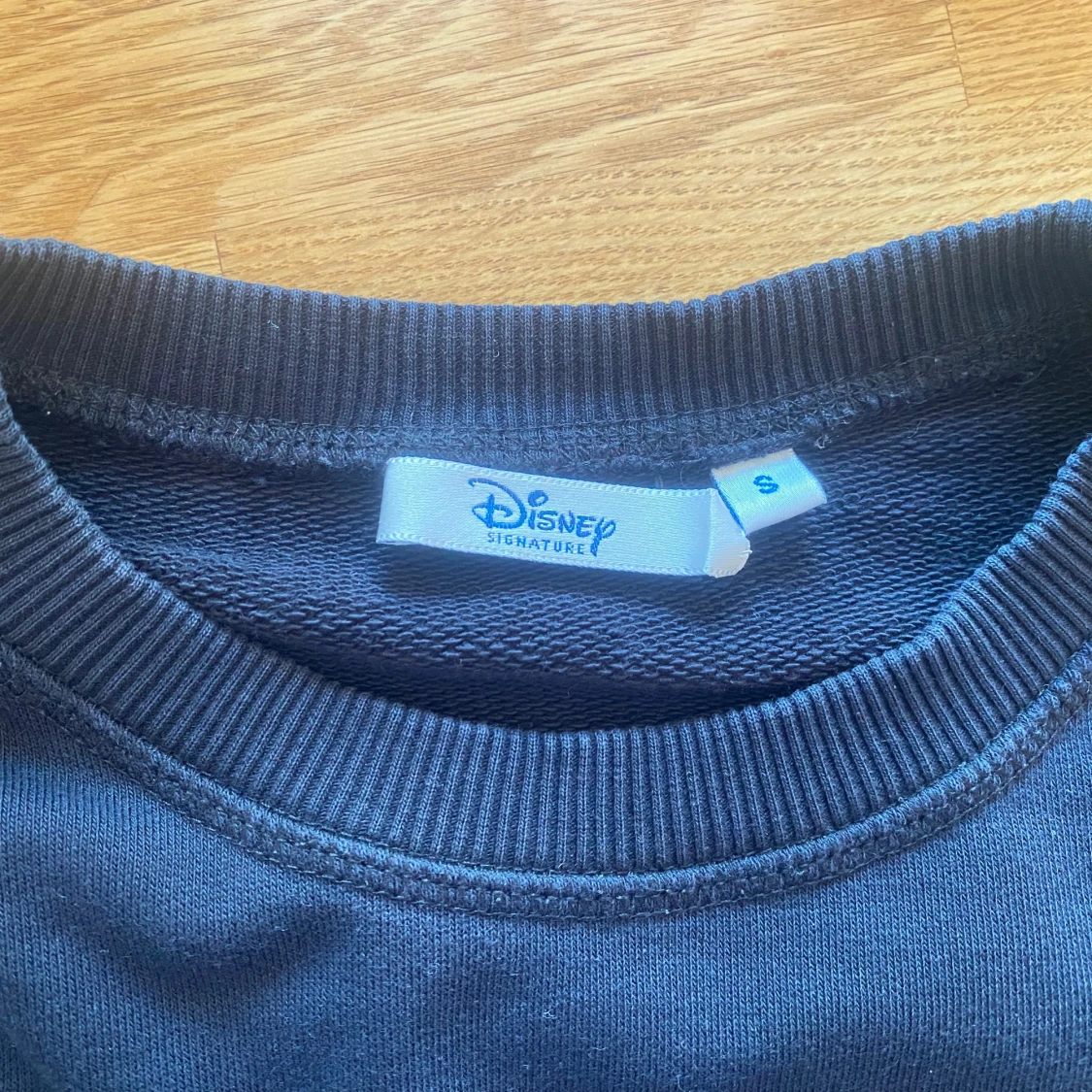 Svart sweatshirt med Kalle Anka Disney signature från Emilio i strl S - 92