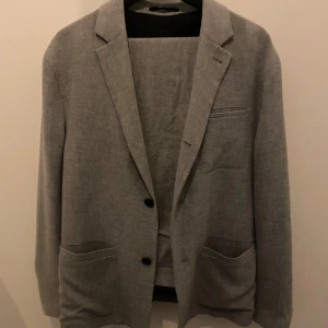 Filipp K kostym 48 - Grå Filippa K kostym i fint skick ny för i år. Modern oversized i viskos och bomull 